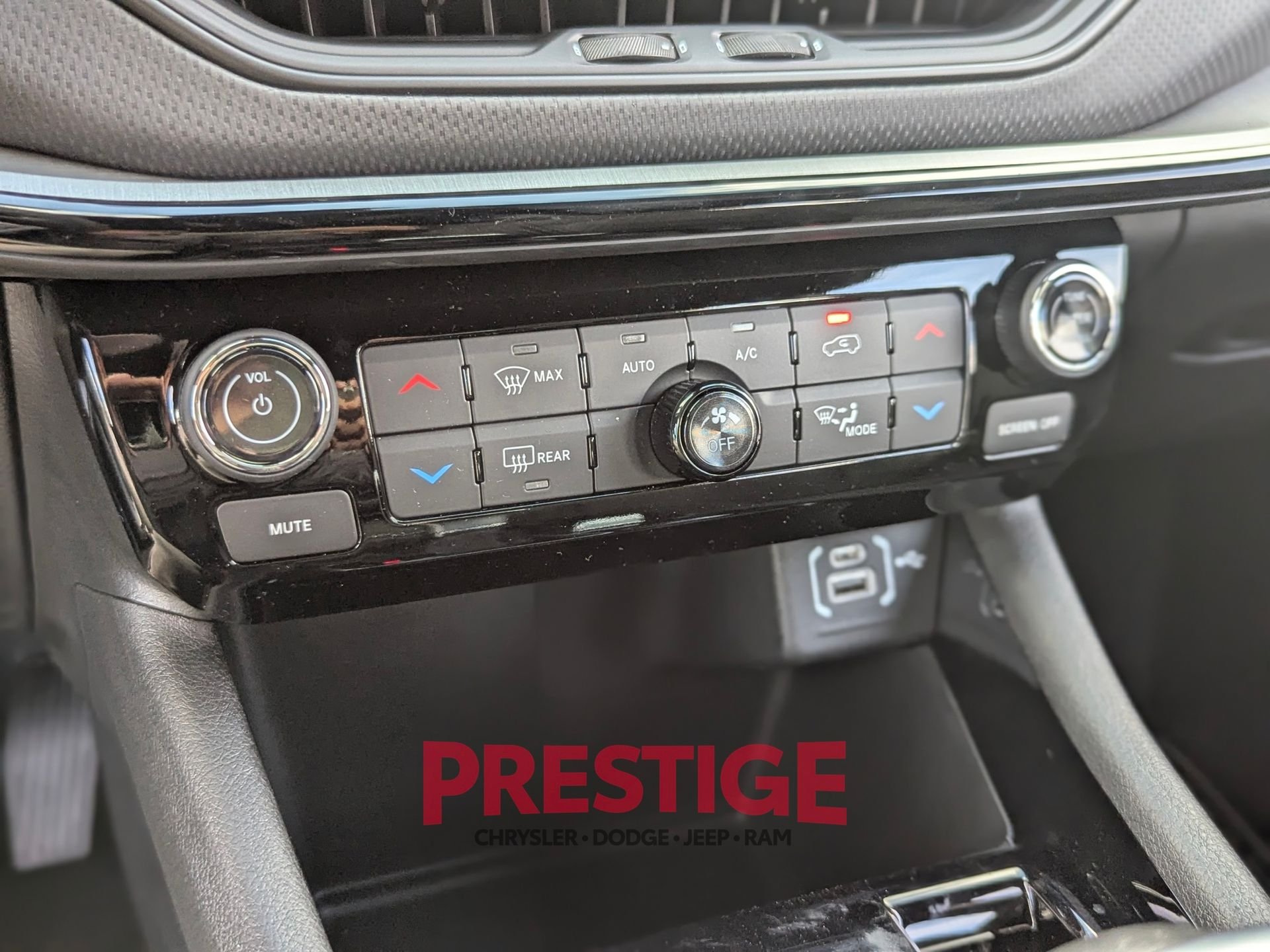 New 2026 Bright White Clear-Coat Exterior Paint Jeep Trailhawk image 17