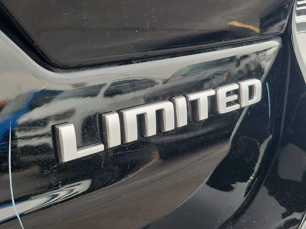 New 2026 Diamond Black Crystal Pearlcoat Jeep Limited image 6