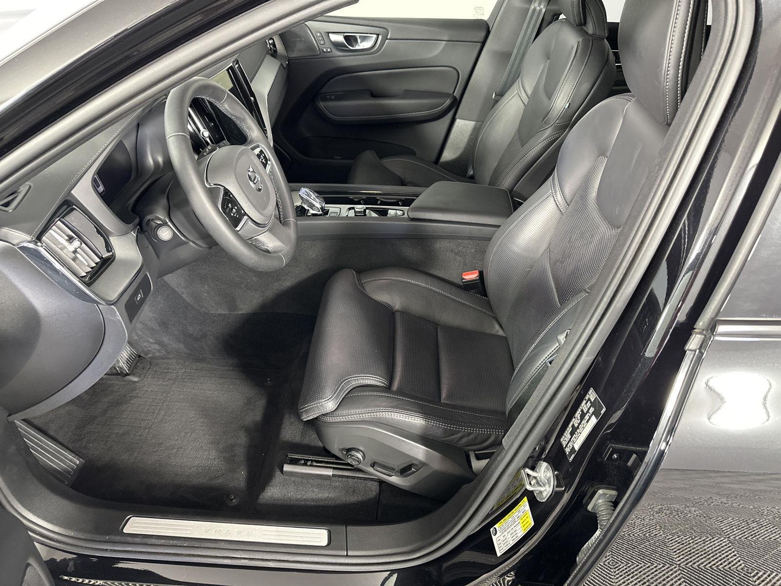 Used 2024 Onyx Black Metallic Volvo Ultimate Black Edition image 16