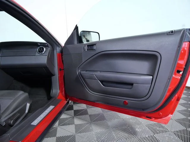 Used 2005 Red Ford V6 Deluxe image 10