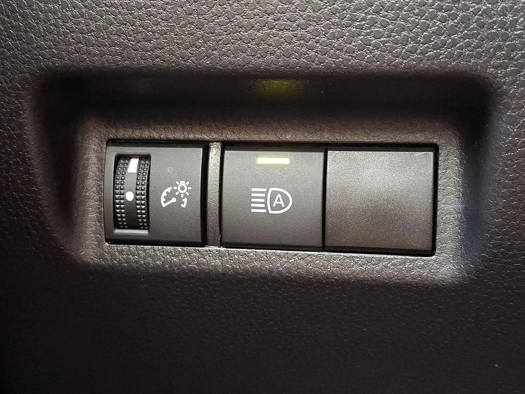 2025 Toyota RAV4 XLE - Photo 21