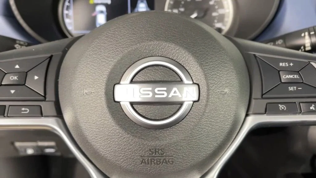 Used 2025 Silver Nissan 1.6 SV image 23