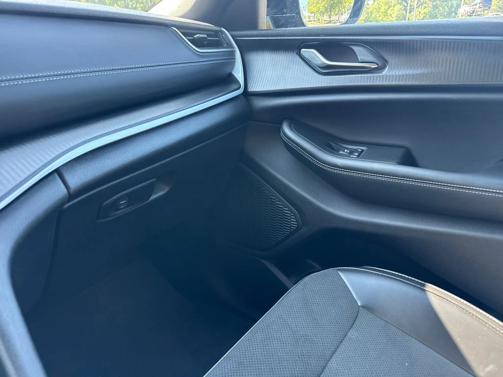 Used 2025 Diamond Black Jeep Altitude X image 17