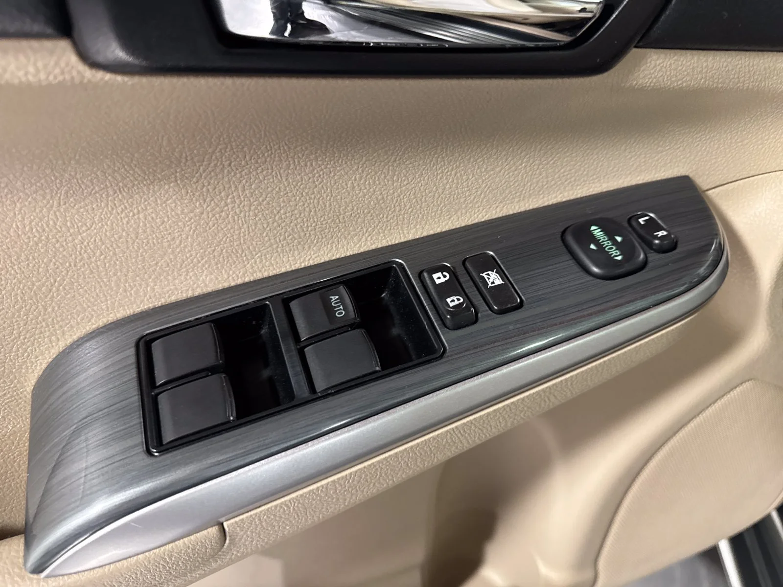 Used 2014 Cypress Pearl Toyota XLE image 12