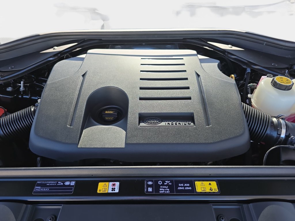 New 2027 Santorini Black LAND ROVER Dynamic SE P400 image 32