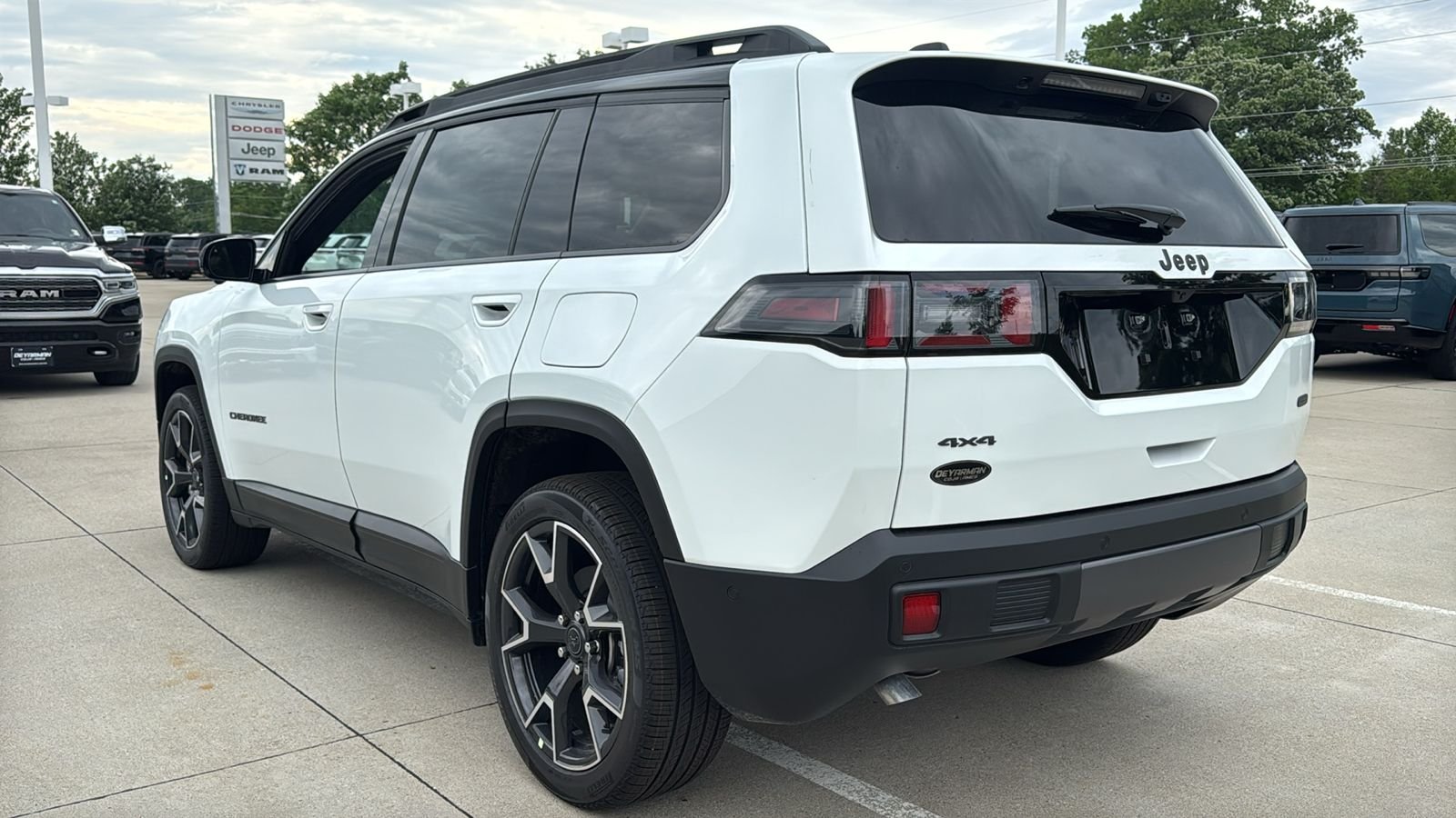 New 2026 Bright White Clear-Coat Exterior Paint Jeep Overland image 9