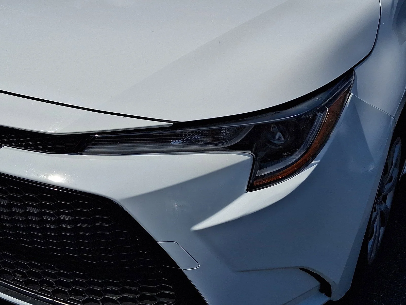 Used 2020 Super White Toyota LE image 10