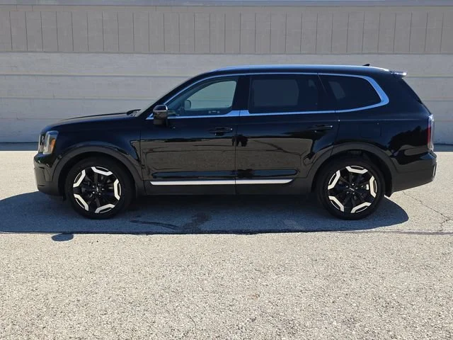 Used 2023 Ebony Black Kia EX image 10