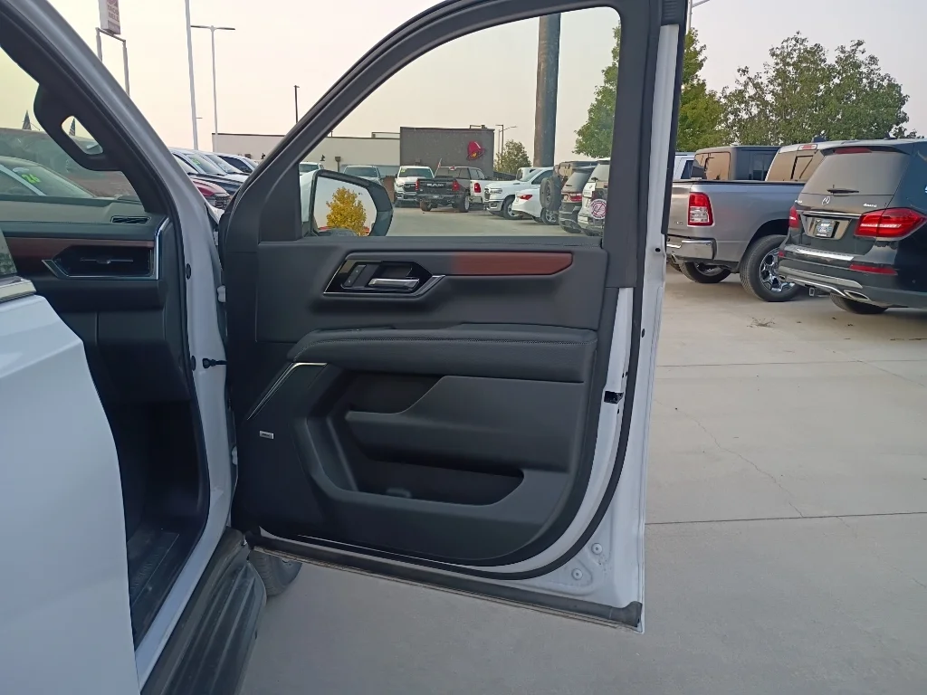 Used 2025 White GMC Denali image 9