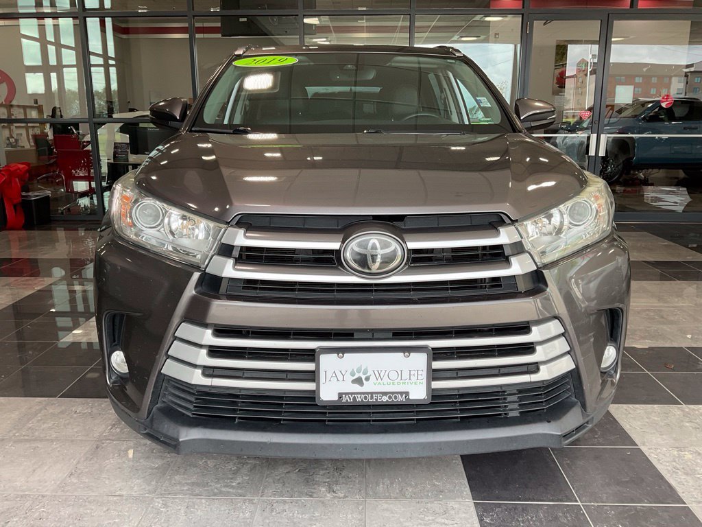 Used 2019 Toyota Highlander XLE with VIN 5TDJZRFH4KS563306 for sale in Kansas City
