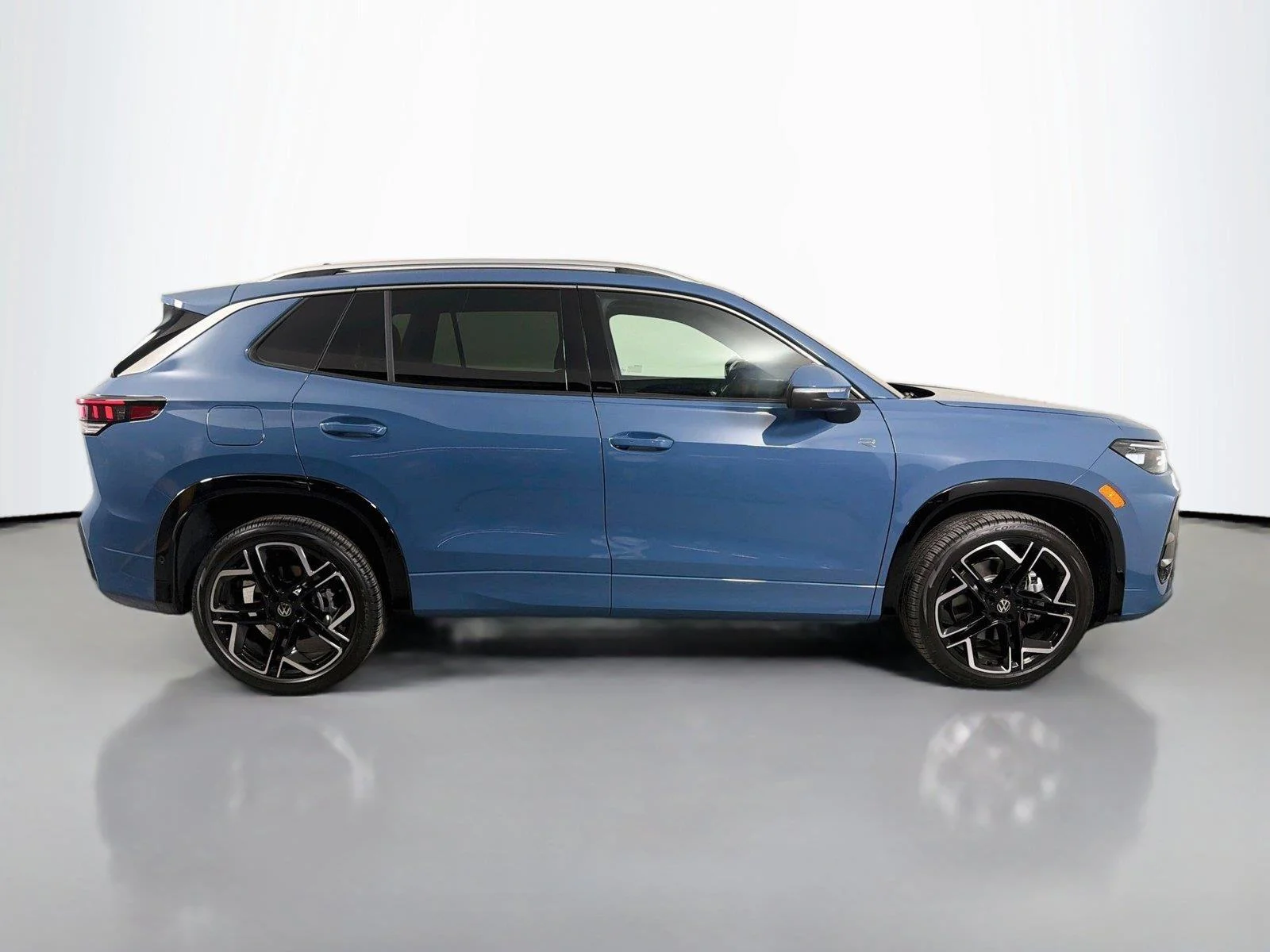 New 2026 Monterey Blue Pearl Volkswagen SEL R-Line Turbo image 4