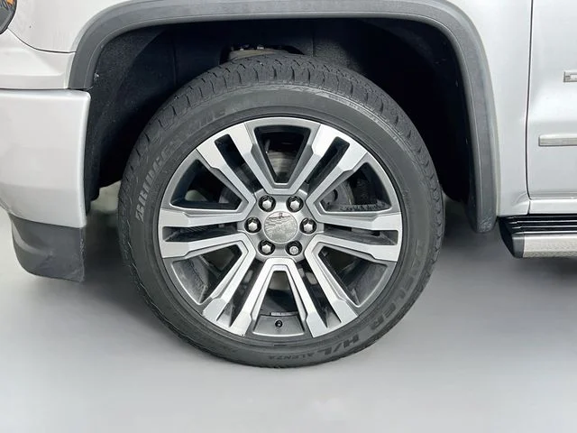 Used 2018 Silver GMC Denali image 27