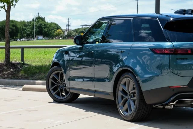New 2026 Giola Green Metallic Land Rover SE image 13