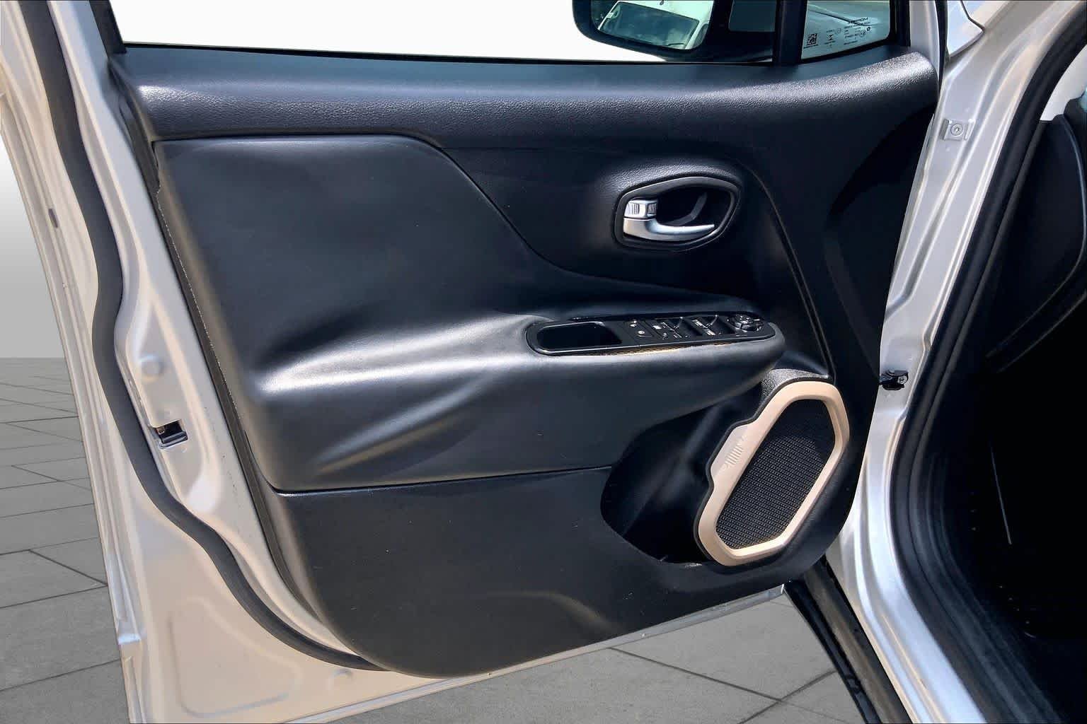 Used 2016 Glacier Metallic Jeep Limited image 22