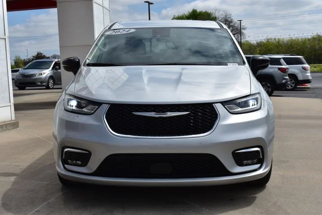 Used 2024 Silver Chrysler Touring L image 3