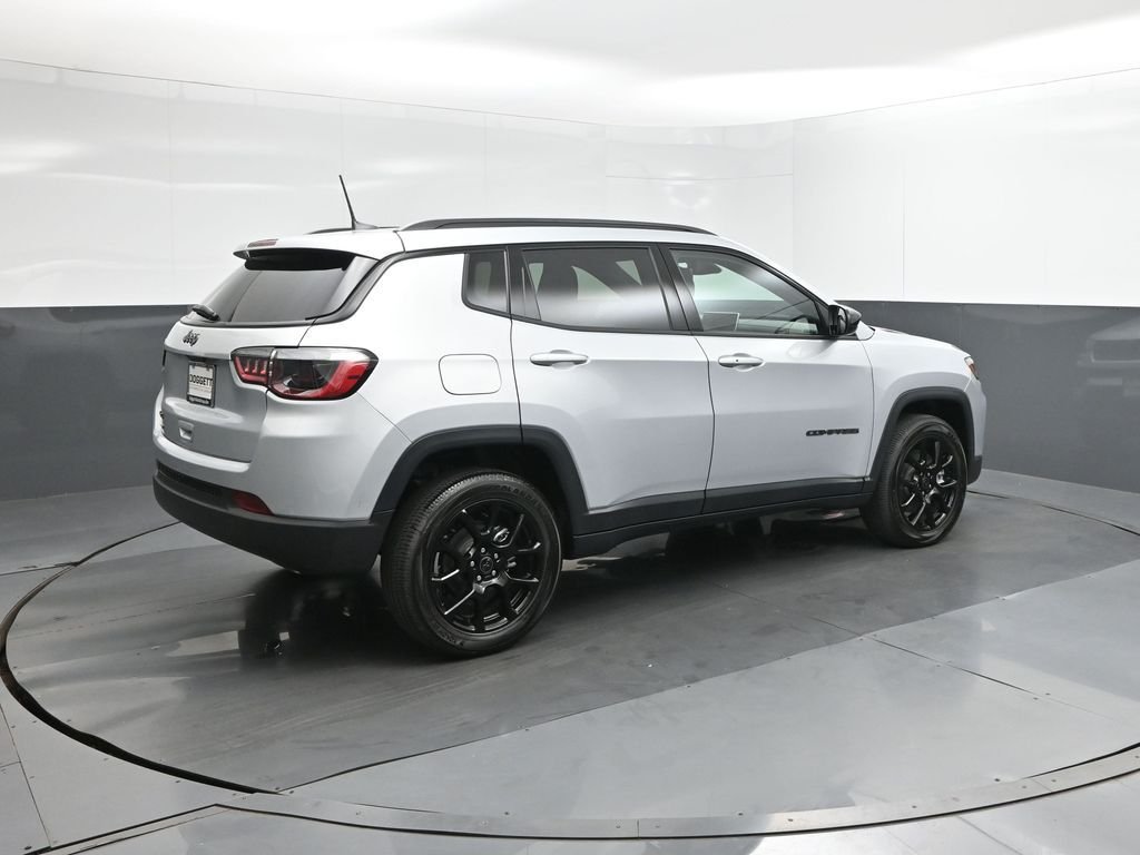 New 2026 Silver Zynith Metallic Clearcoat Jeep Latitude image 11