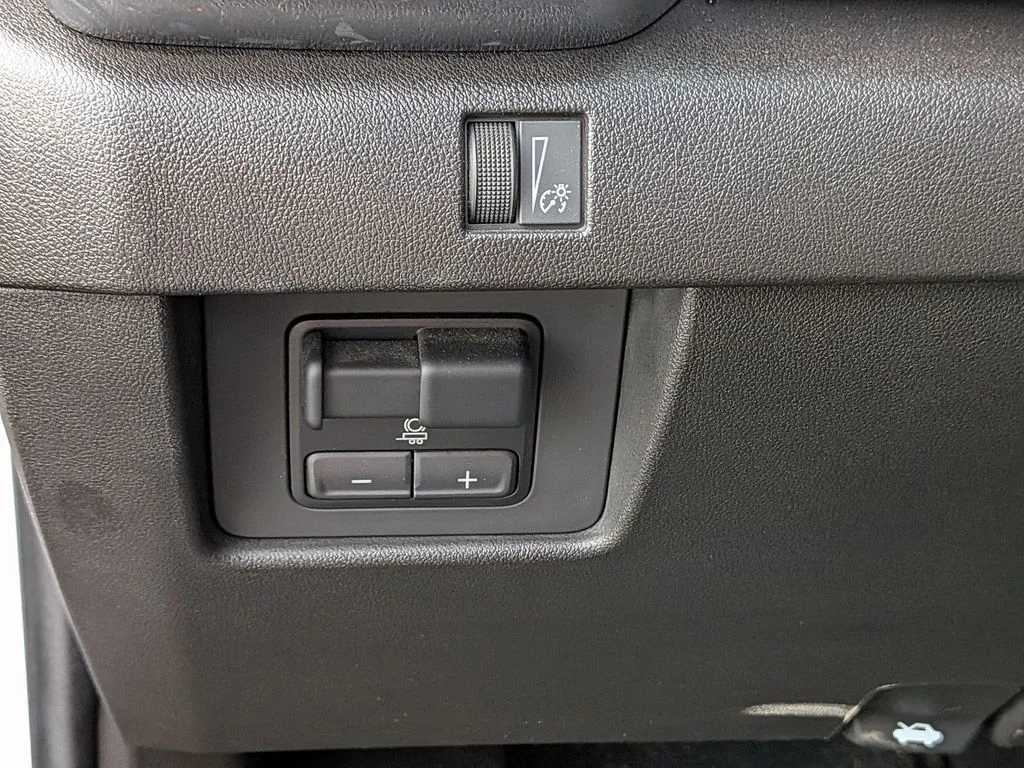 Used 2023 White GMC Elevation image 14