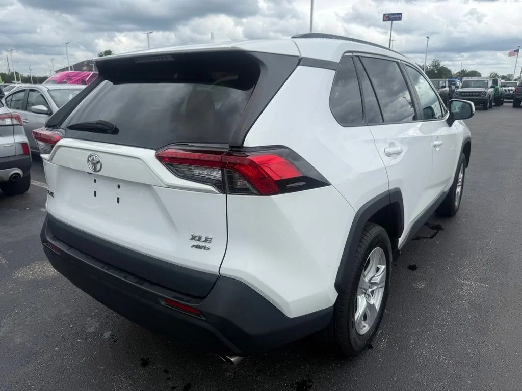 Used 2019 White Toyota XLE image 3