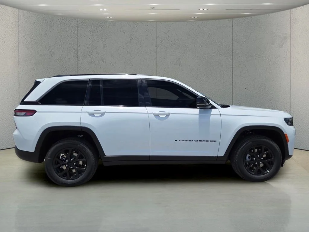 New 2026 Bright White Clear-Coat Exterior Paint Jeep Laredo Altitude image 3
