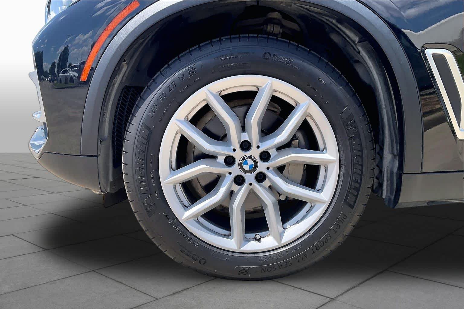 Used 2019 Black Sapphire Metallic BMW xDrive40i image 10