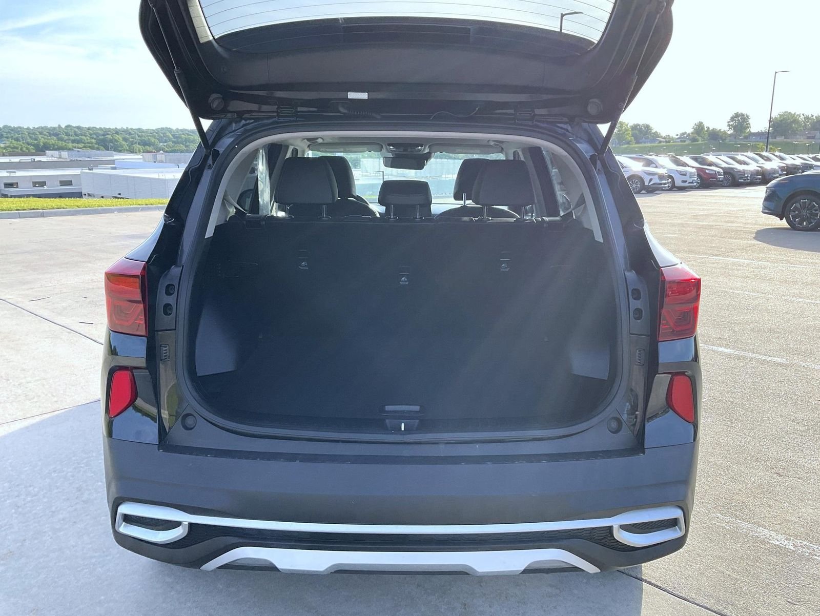 Used 2022 Black Kia EX image 9
