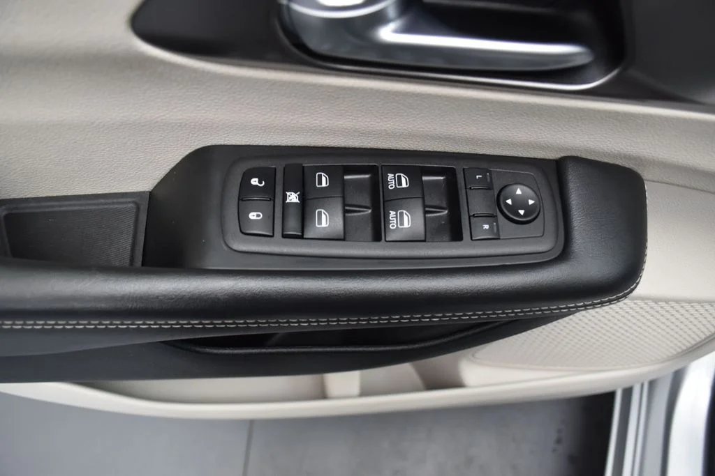 Used 2024 Silver Chrysler Select image 22