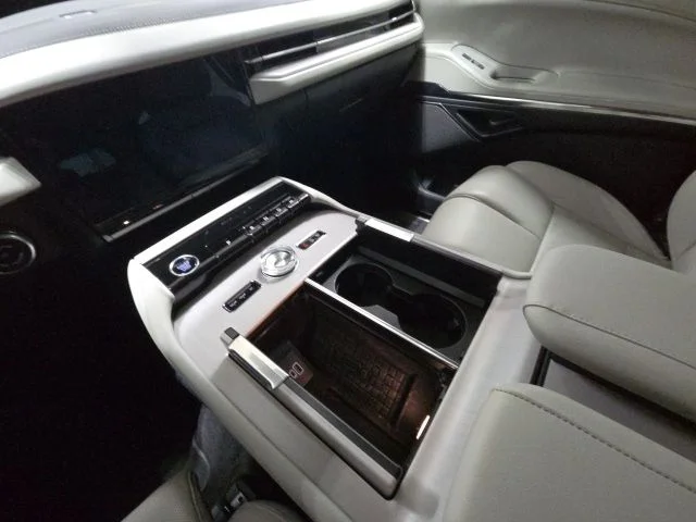 Used 2025 White Metallic Lincoln Reserve image 24