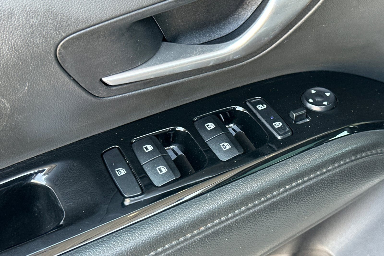 Used 2024 White Hyundai SEL Convenience image 11
