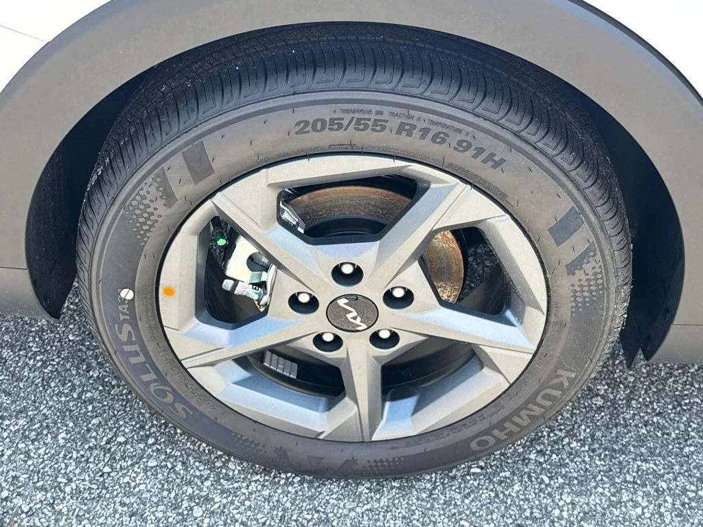 New 2026 Snow White Pearl Kia LXS image 17