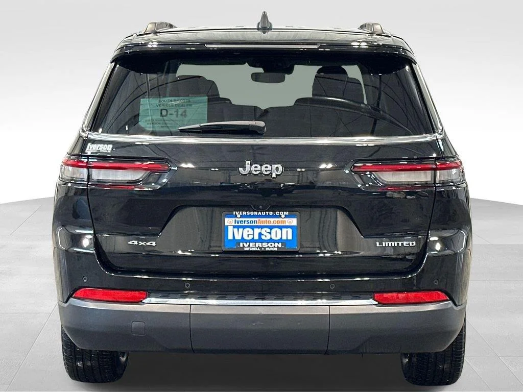 Used 2023 Diamond Black Crystal Pearlcoat Jeep Limited image 6