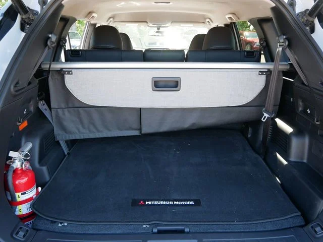 Used 2023 White Diamond/Black Roof Mitsubishi SE image 10