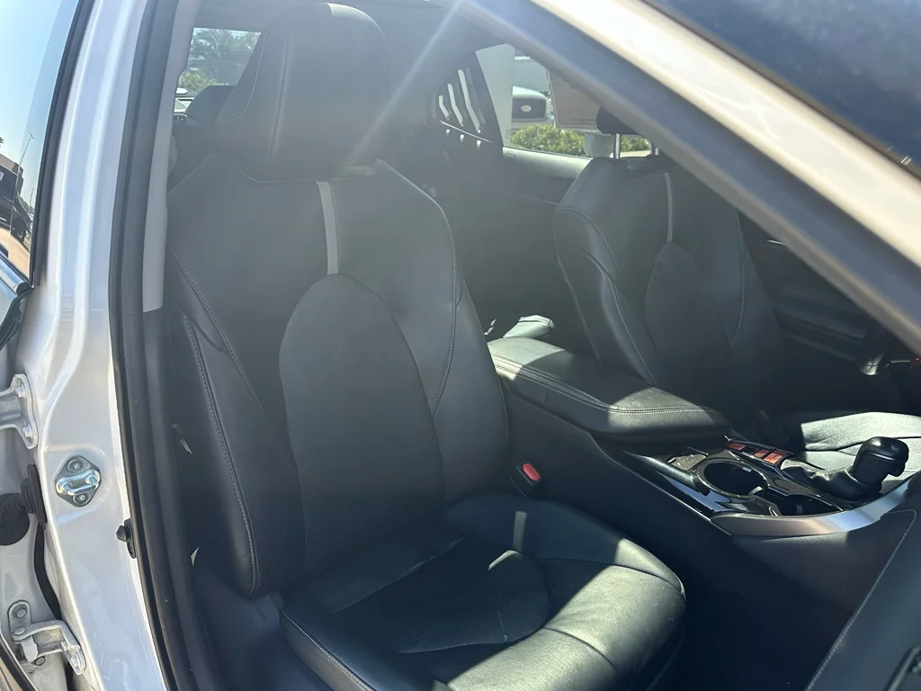 Used 2022  Toyota XSE V6 image 32