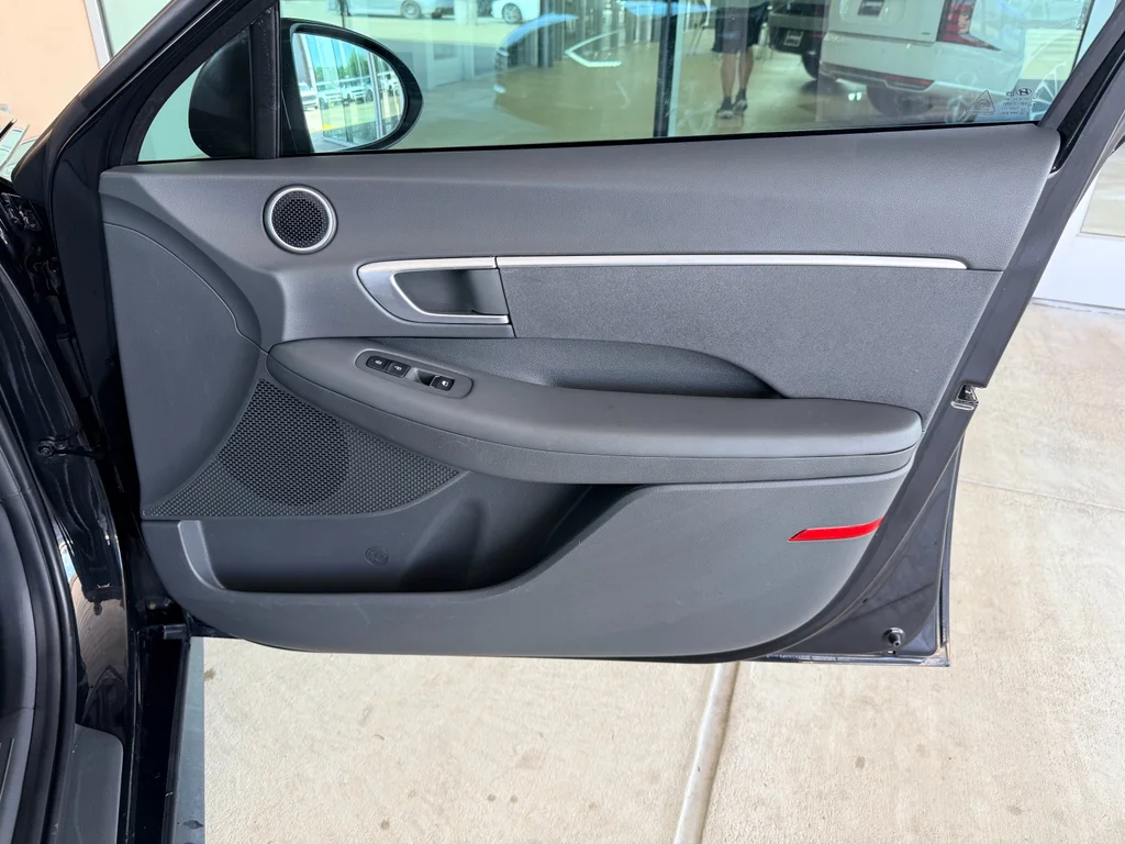 Used 2022 Phantom Black Hyundai SE image 12