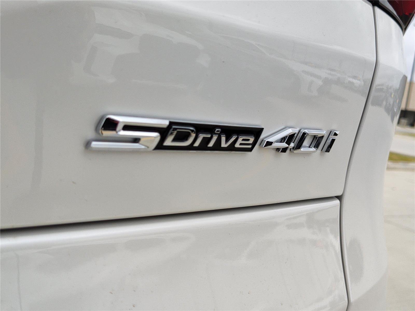 New 2026 Mineral White Metallic BMW sDrive40i image 4
