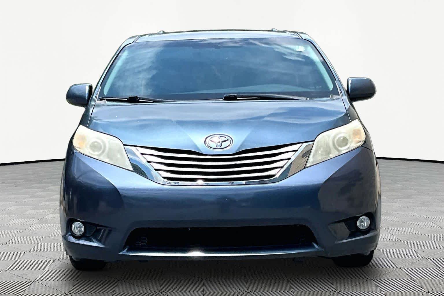 Used 2015 Shoreline Blue Pearl Toyota XLE image 4
