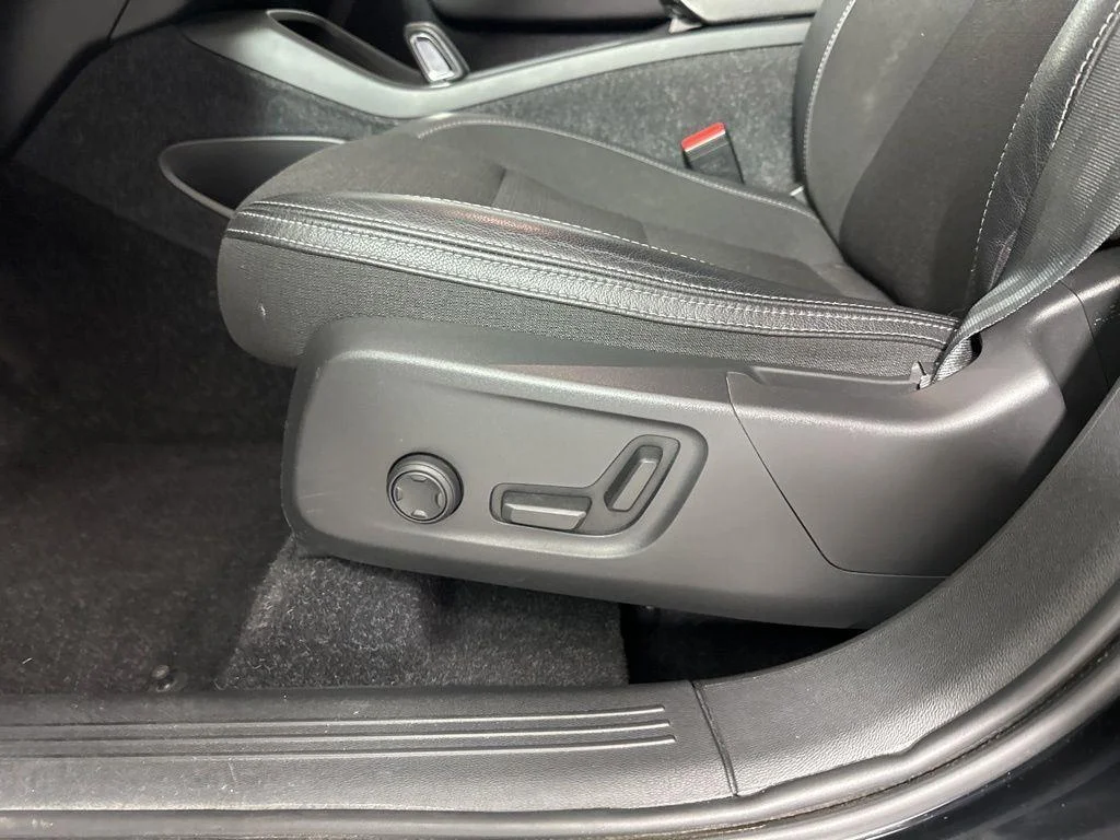 Used 2020 Black Stone Volvo Momentum image 17