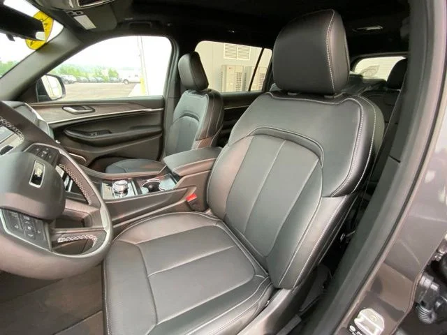 New 2026 Baltic Gray Metallic Clear-Coat Exterior Paint Jeep Limited Reserve image 10