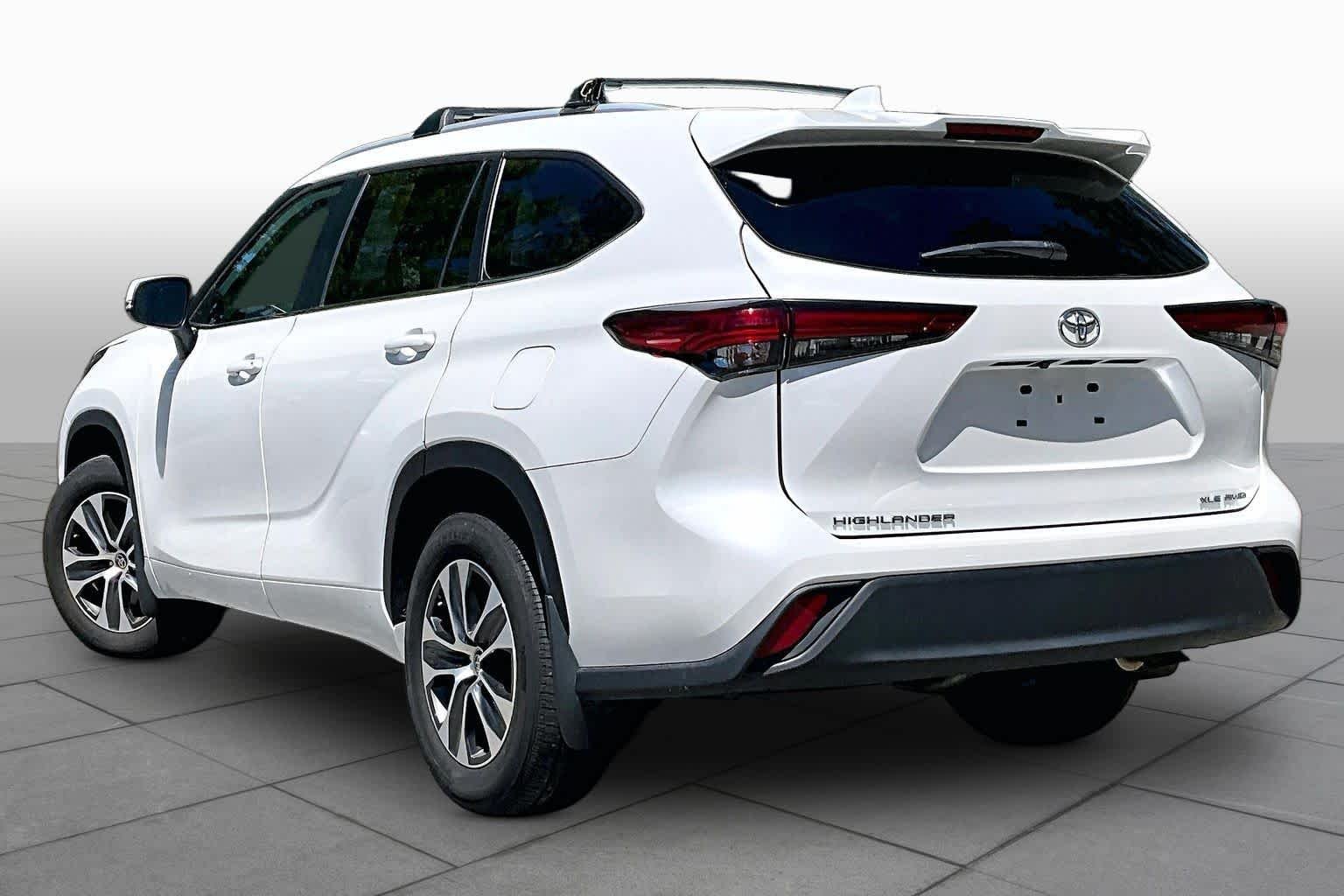 Used 2023 Wind Chill Pearl Toyota XLE image 11