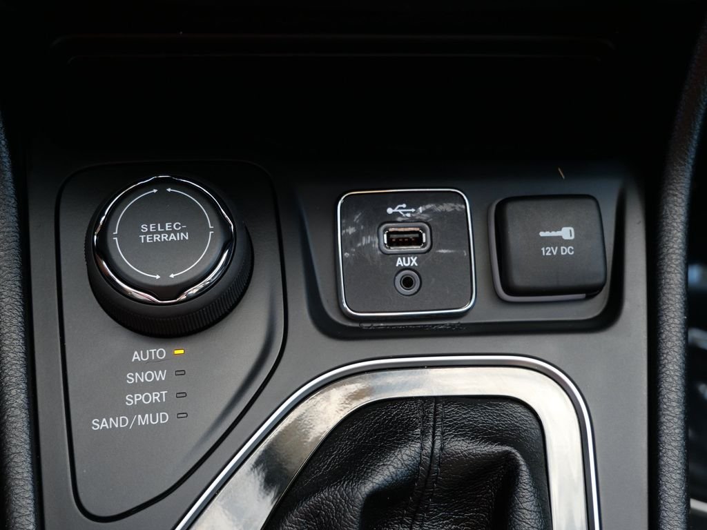 Certified Used 2020 Gray Jeep Limited image 25