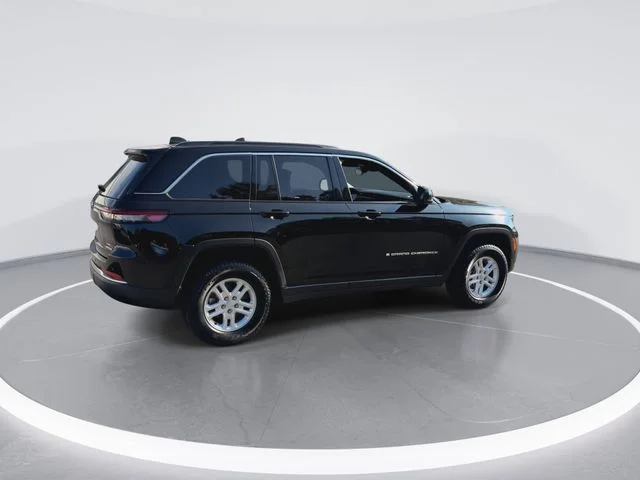 Used 2025 Black Jeep Laredo image 9