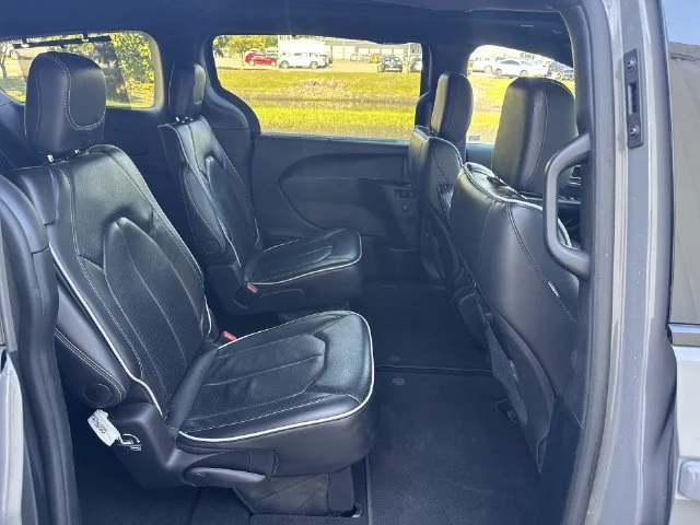 Used 2025 White Chrysler Limited image 11