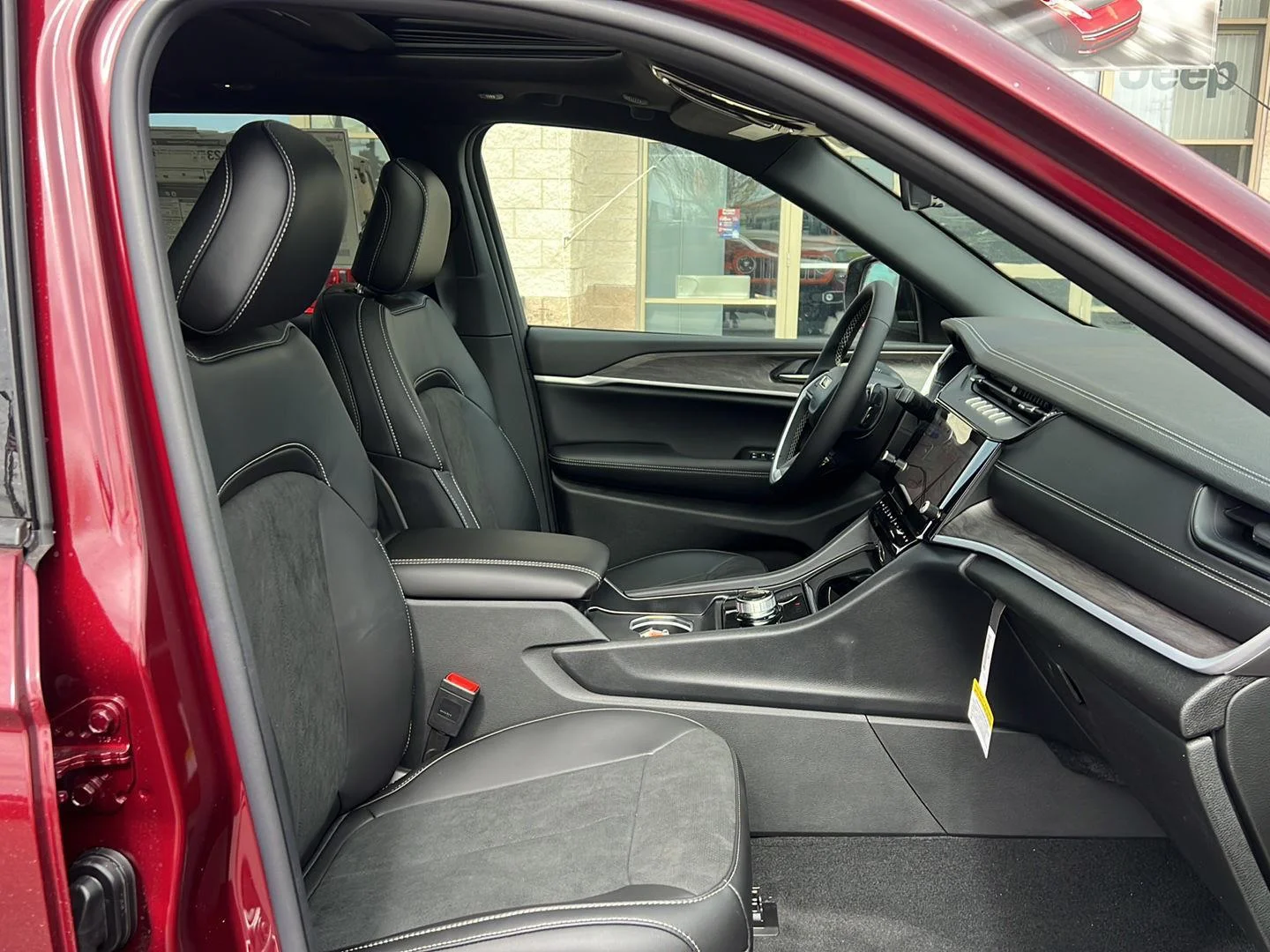 New 2026 Velvet Red Pearl-Coat Exterior Paint Jeep Laredo Altitude image 22