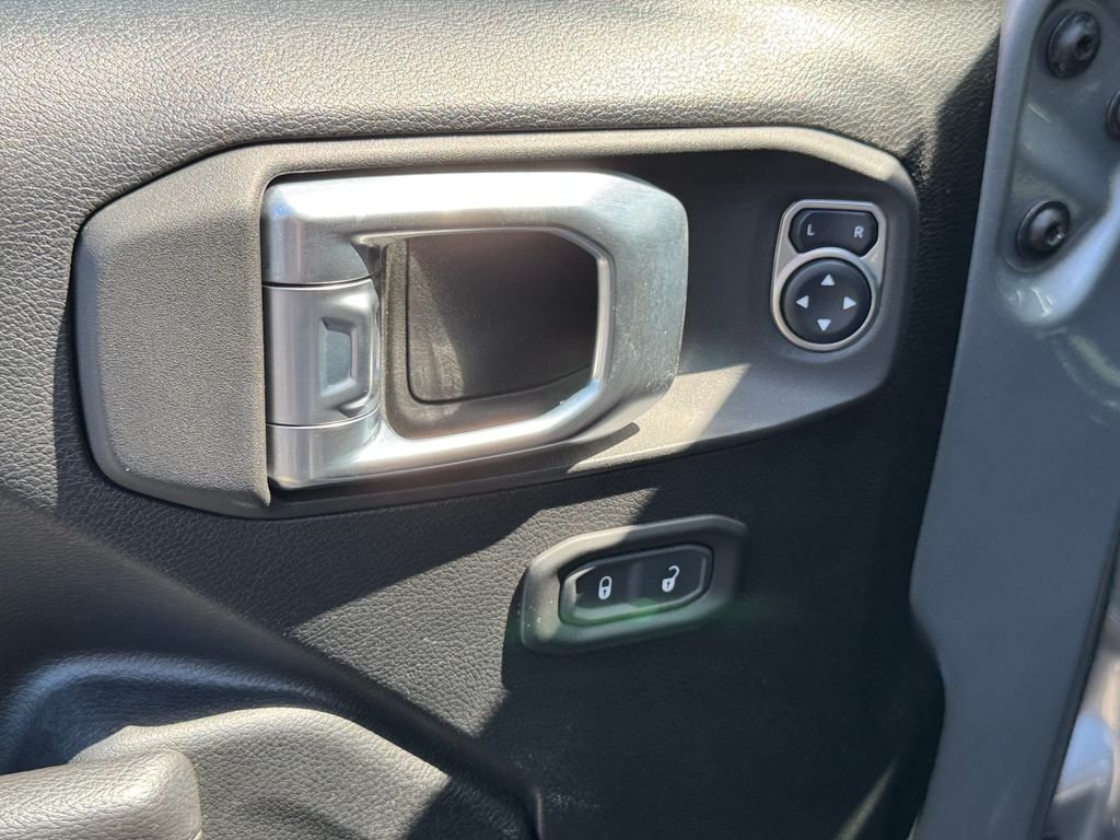 Used 2021 Silver Jeep Unlimited Sport image 10