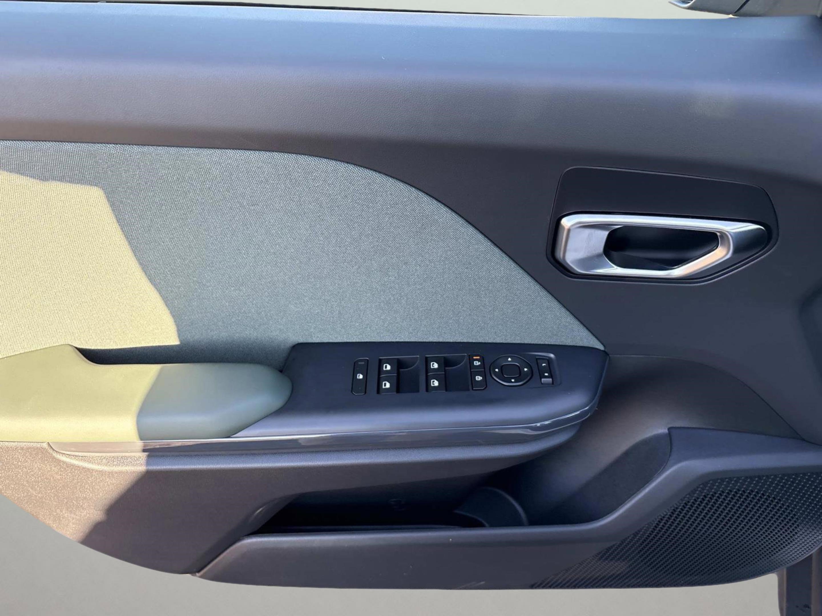 New 2025 Snow White Pearl Kia EX image 18