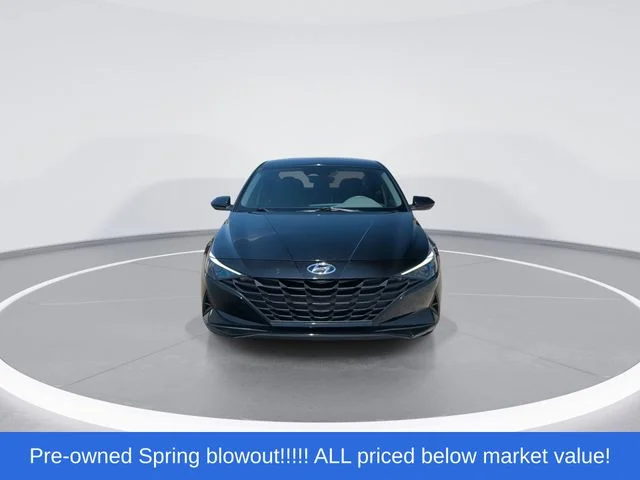 Used 2023 Black Hyundai SE image 3