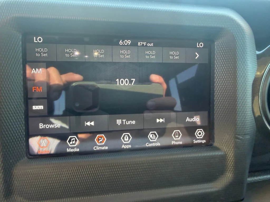 Used 2022 Black Jeep Altitude image 12