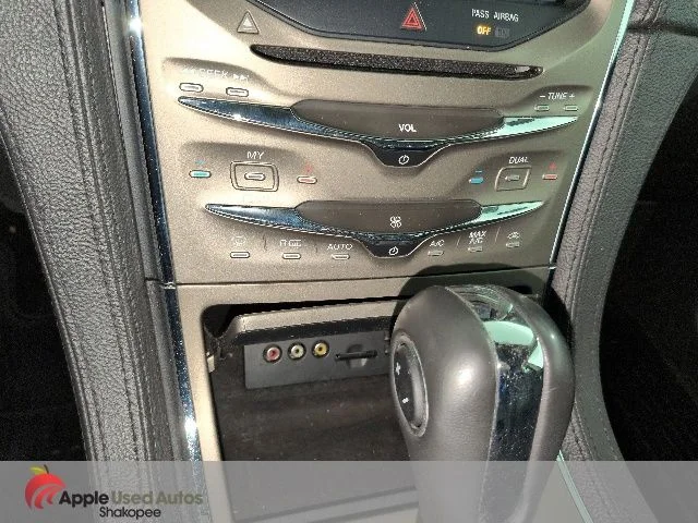 Used 2011  Lincoln Base image 24