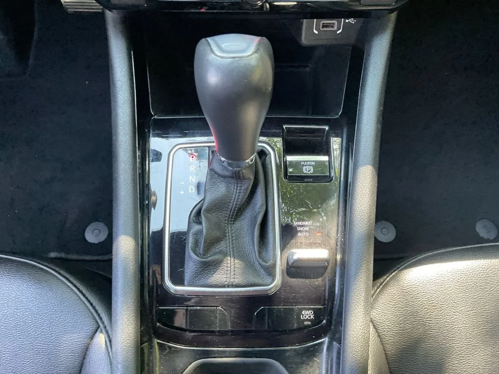 Used 2024 Silver Jeep Limited image 34
