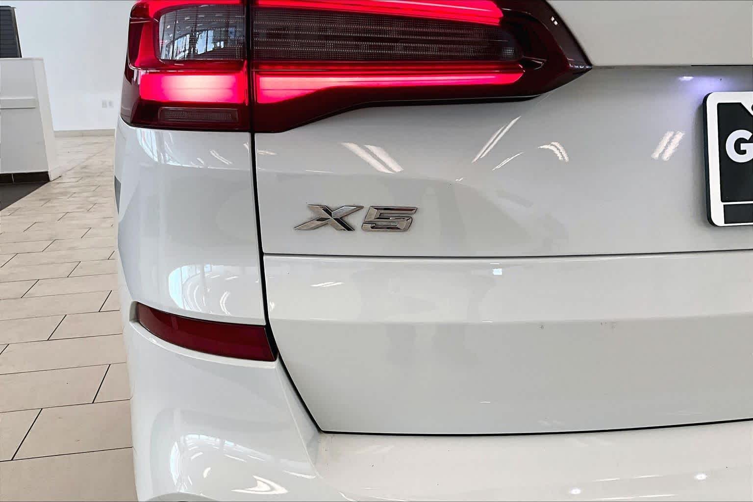Used 2022 Alpine White BMW sDrive40i image 30
