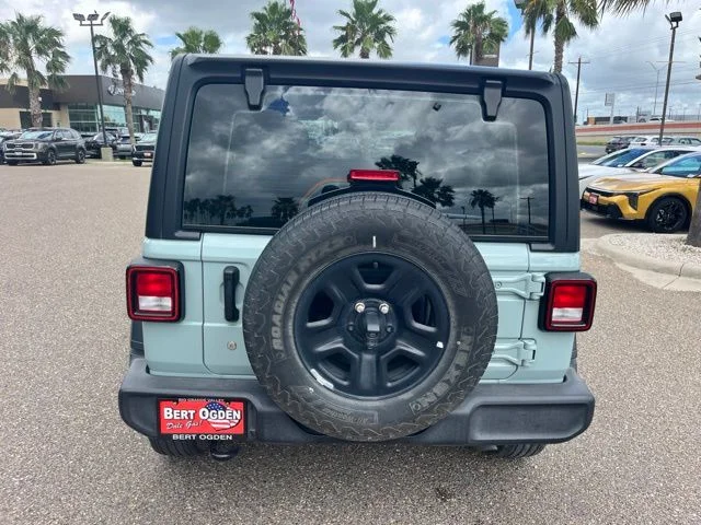 Used 2024  Jeep Sport image 3